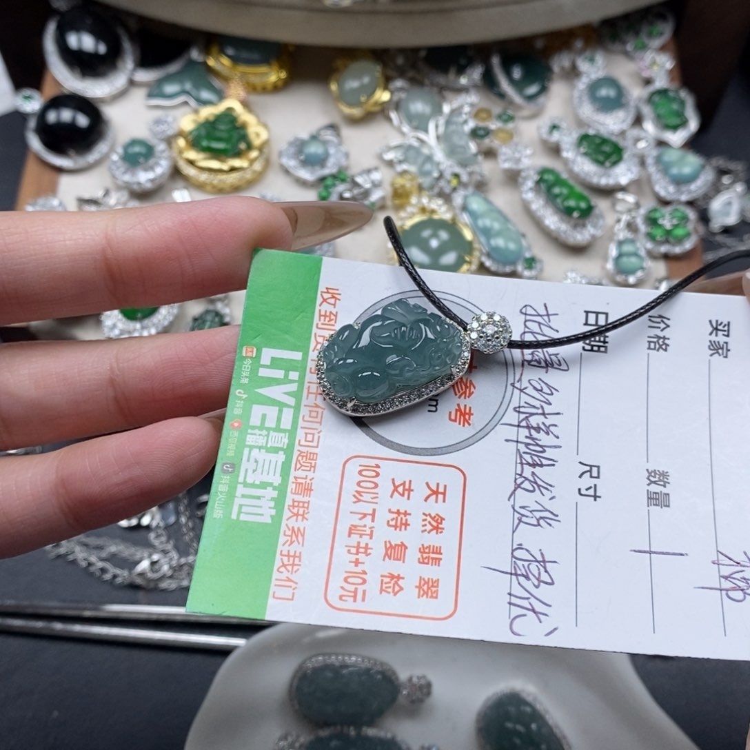 翡翠颈饰未镶嵌翡翠