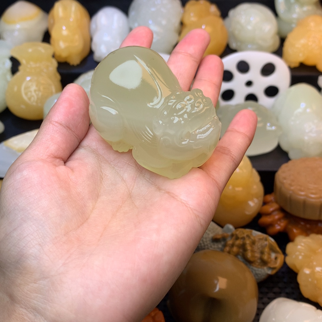 @****五彩石手把件冰貔貅