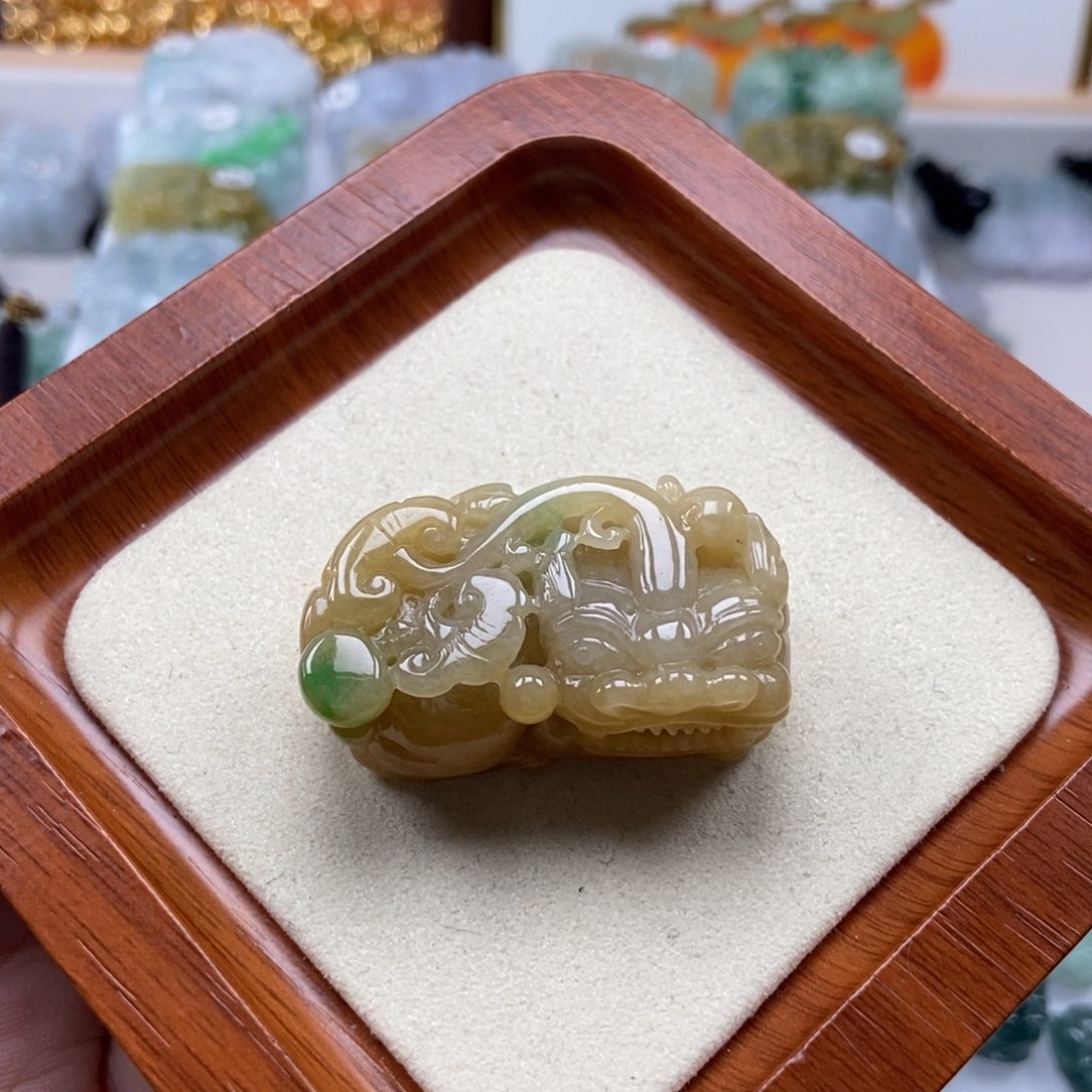 翡翠未镶嵌颈饰霸王貔貅