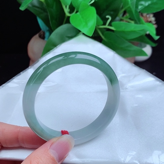 翡翠手镯未镶嵌     正圈53 半山水