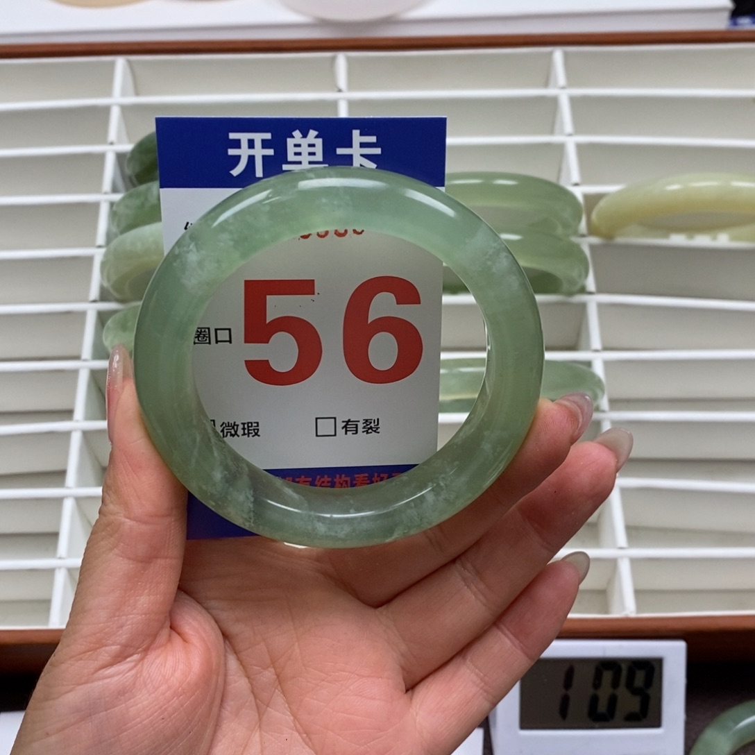 岫玉手镯未镶嵌我