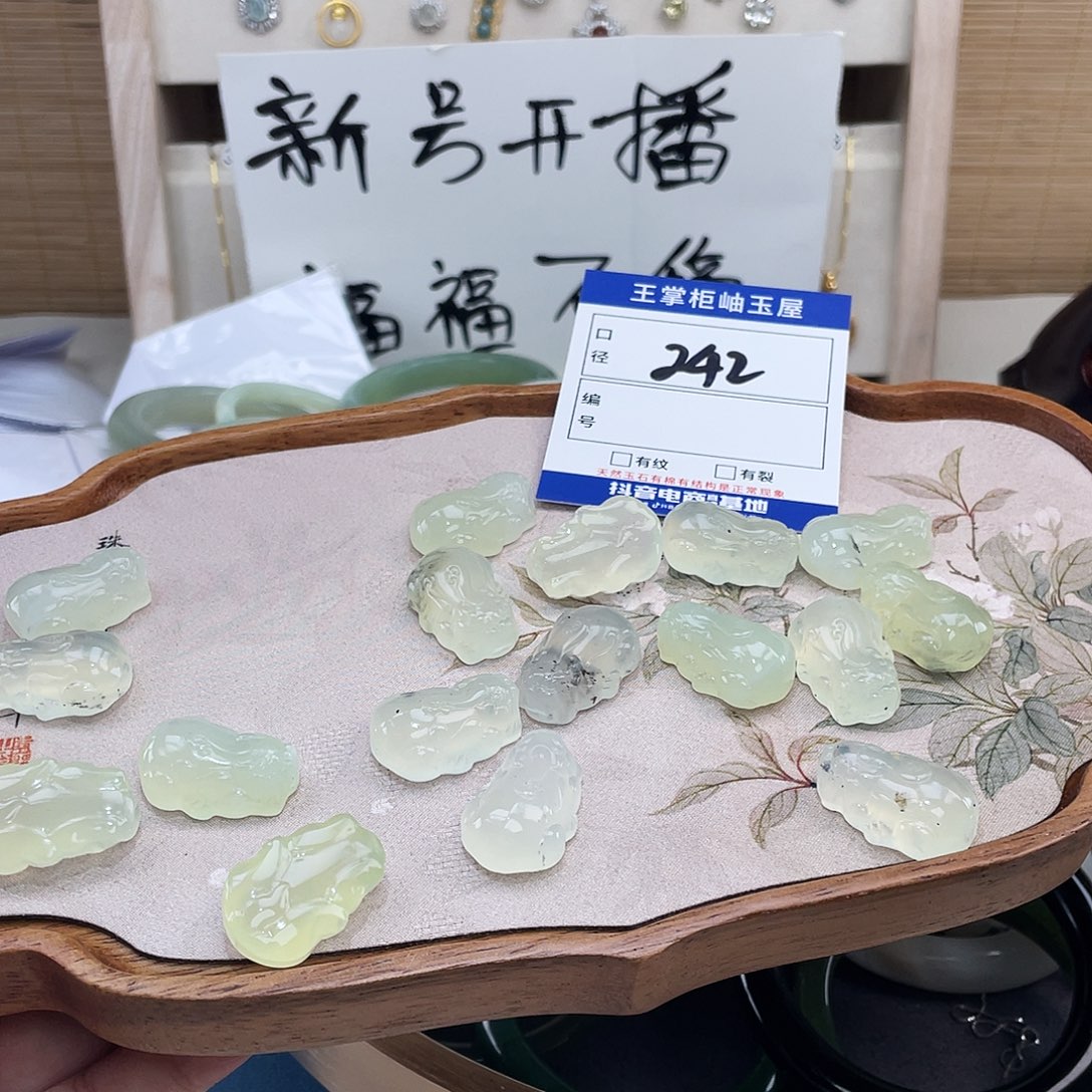 岫玉未镶嵌颈饰多样性，发一件