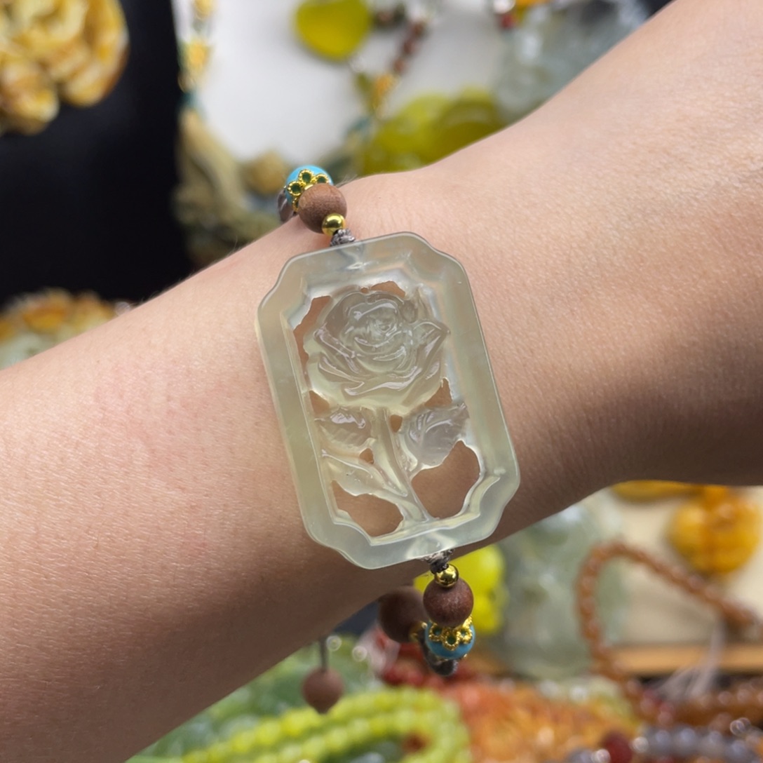 蛇纹石玉未镶嵌颈饰