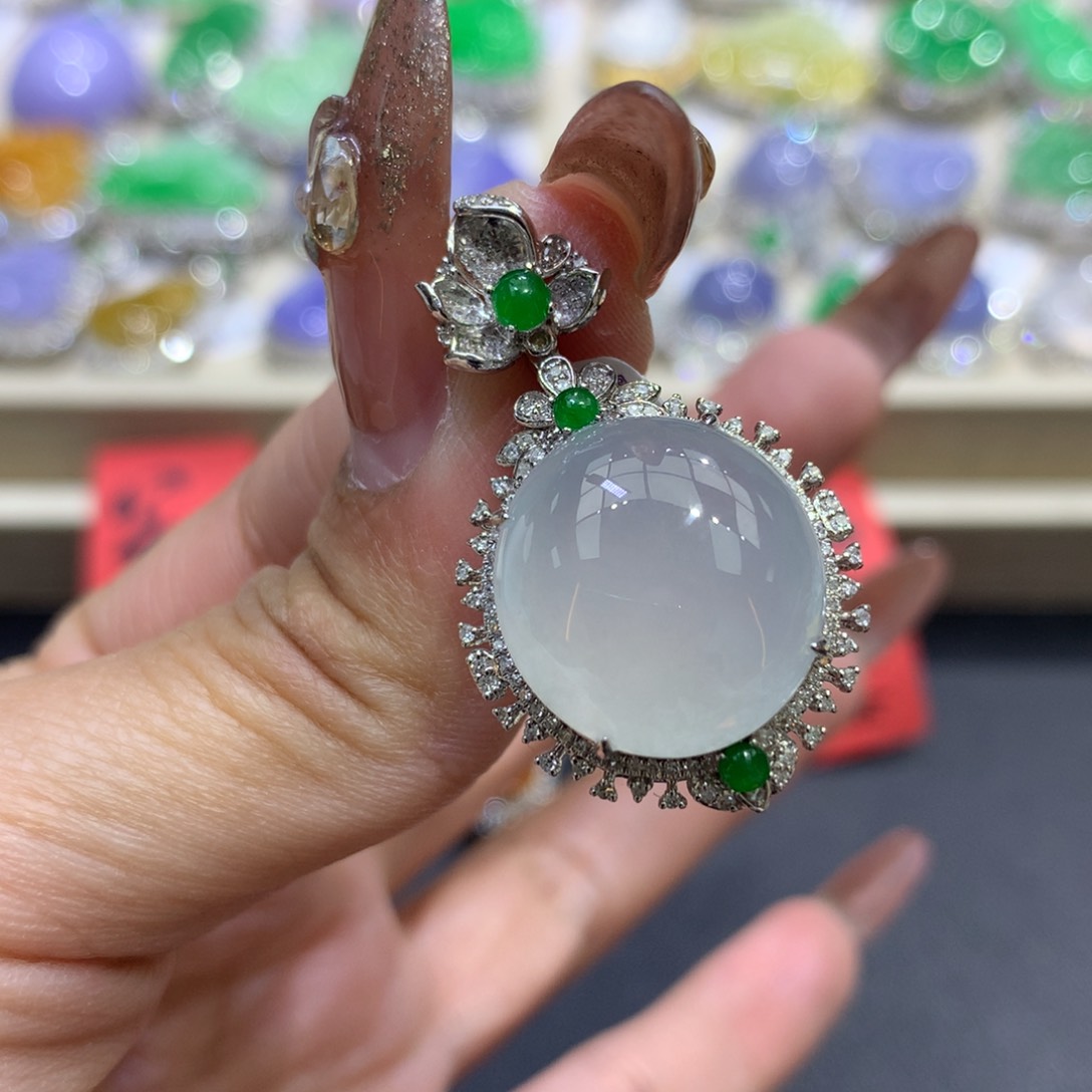 翡翠颈饰18K金镶嵌翡翠