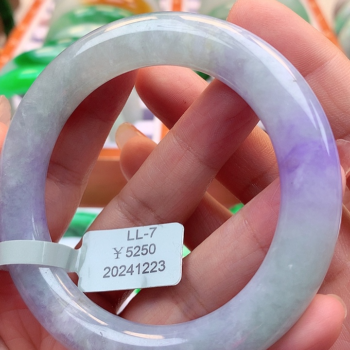 翡翠手镯未镶嵌翡翠