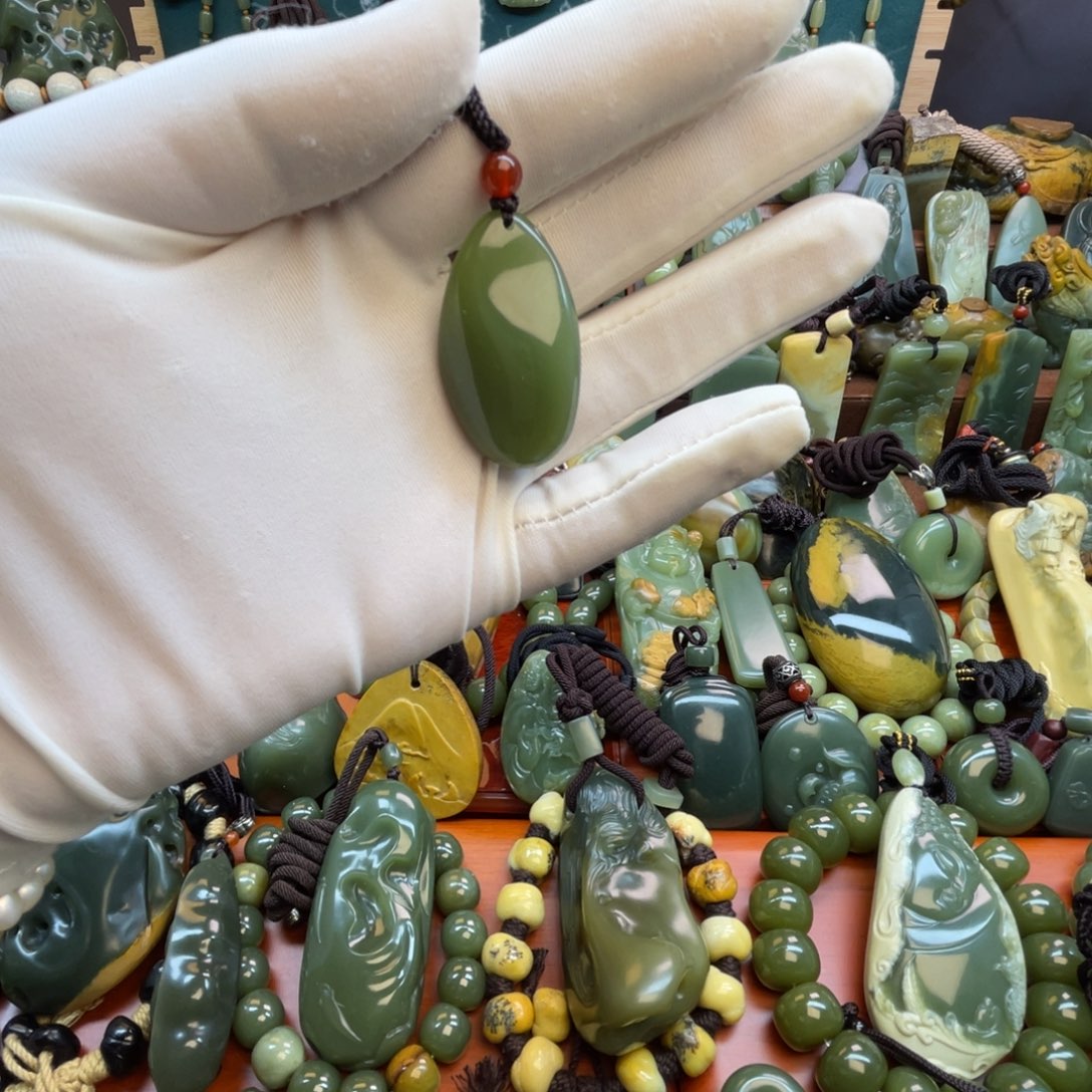 岫岩老玉（透闪石质玉）未镶嵌颈饰