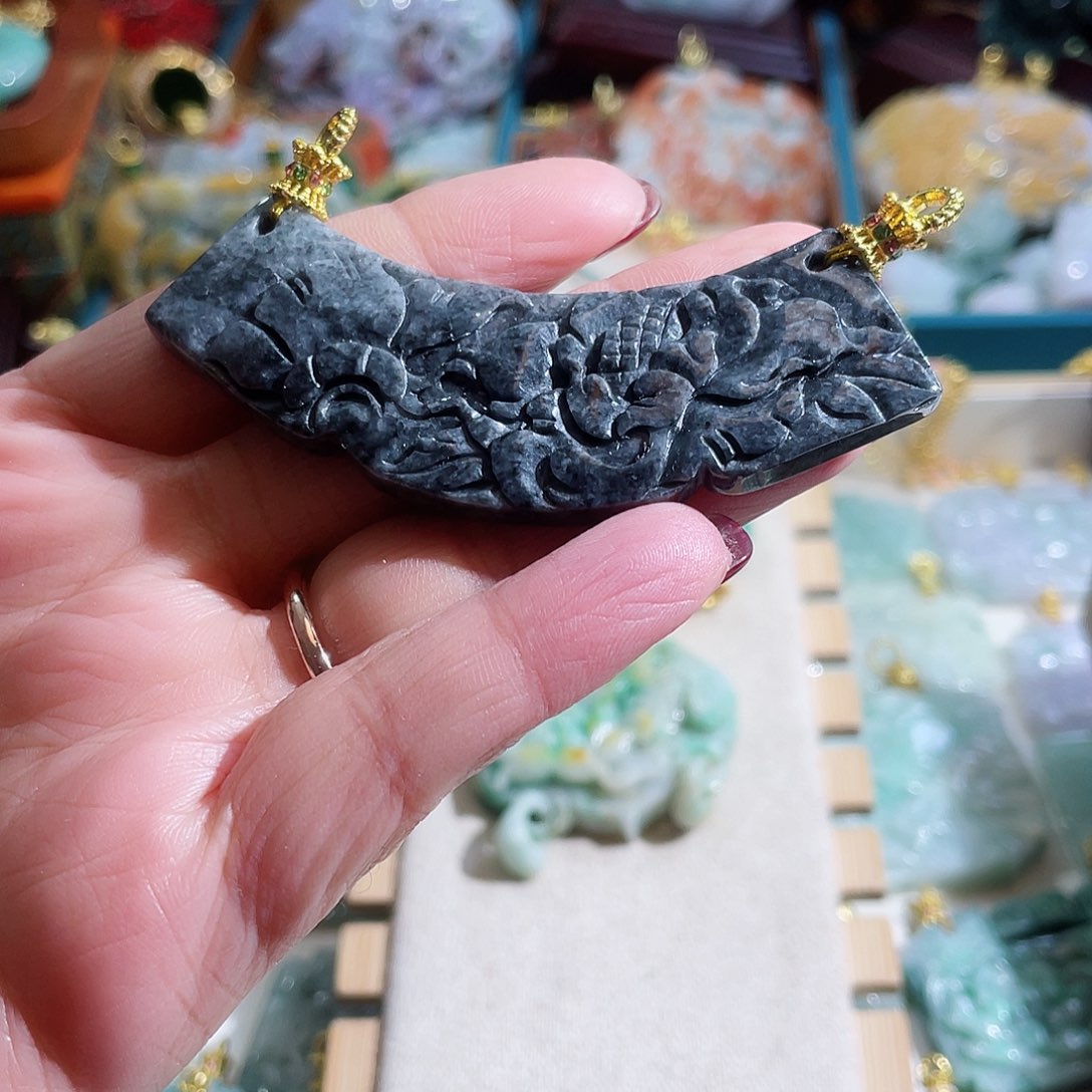 翡翠颈饰未镶嵌乌鸡弯弯