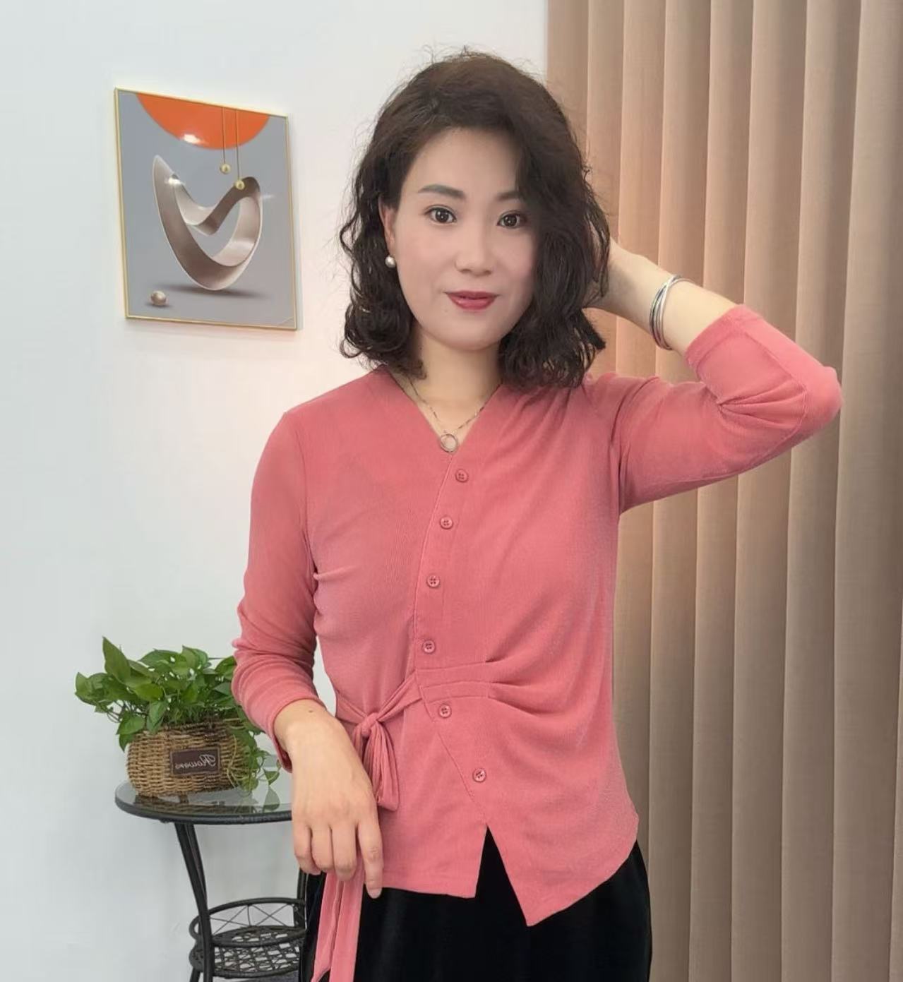 2025秋新款妈妈装气质显瘦V领系带长袖上衣女士洋气百搭弹力小衫