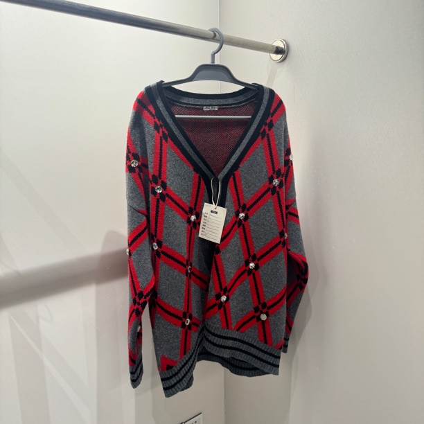 99新 MIU MIU/缪缪 MiuMiu/缪缪 ww31 V领长款格纹针织衫 36码