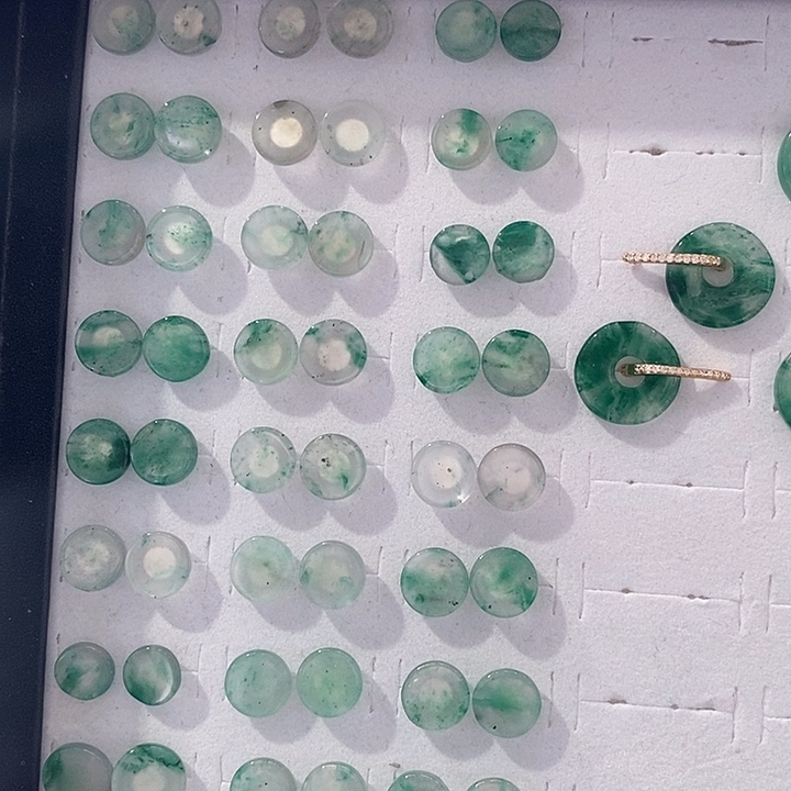 石英质玉（非洲翠）未镶嵌耳钉