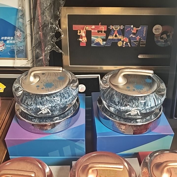 亚冬会蓝色冰壶一对送两个小礼品原价388 一个