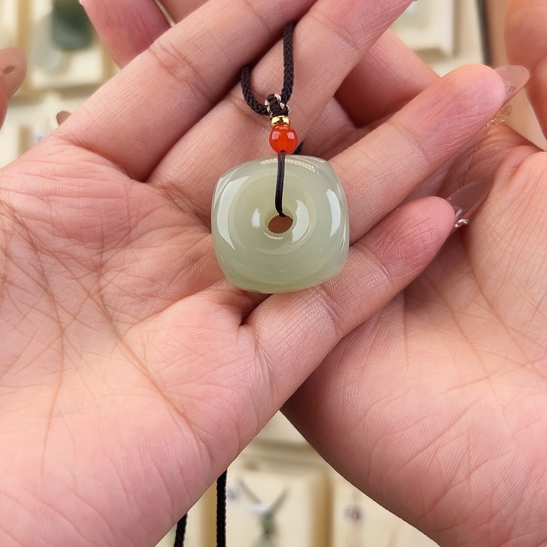 雨***胧和田玉未镶嵌吊坠(赠链)