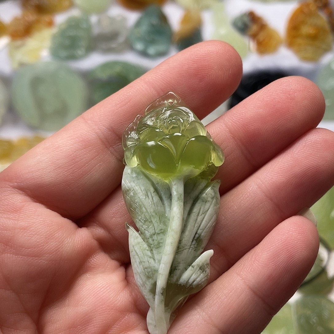 蛇纹石玉未镶嵌颈饰