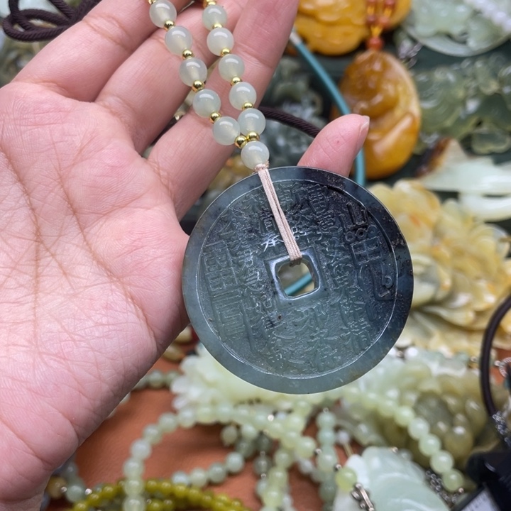 蛇纹石玉吊坠合金