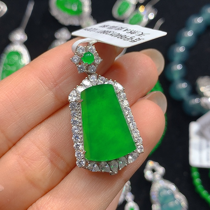 翡翠颈饰未镶嵌翡翠