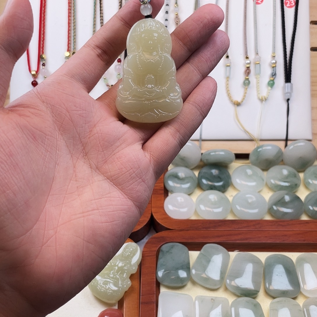 石英质玉未镶嵌颈饰