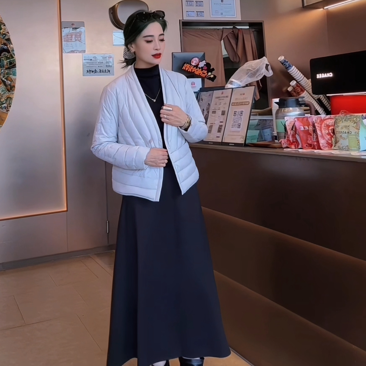 2025冬新款轻奢女V领90绒子羽绒服短款简约时尚轻柔修身显瘦气质
