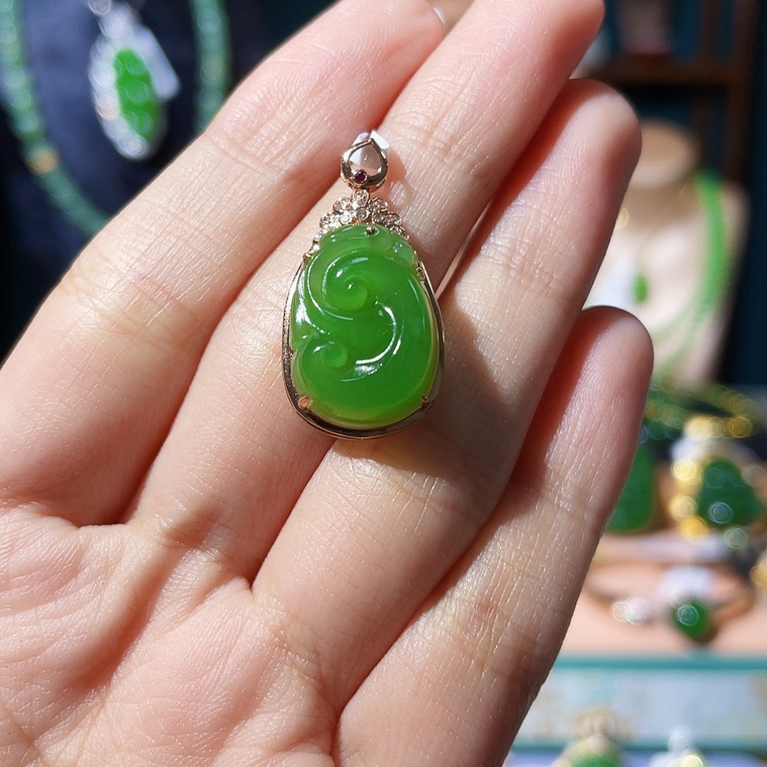 和田玉（碧玉）18K金镶嵌颈饰