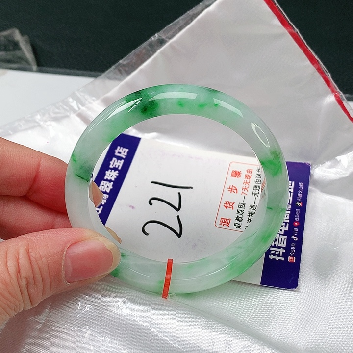 翡翠手镯未镶嵌翡翠
