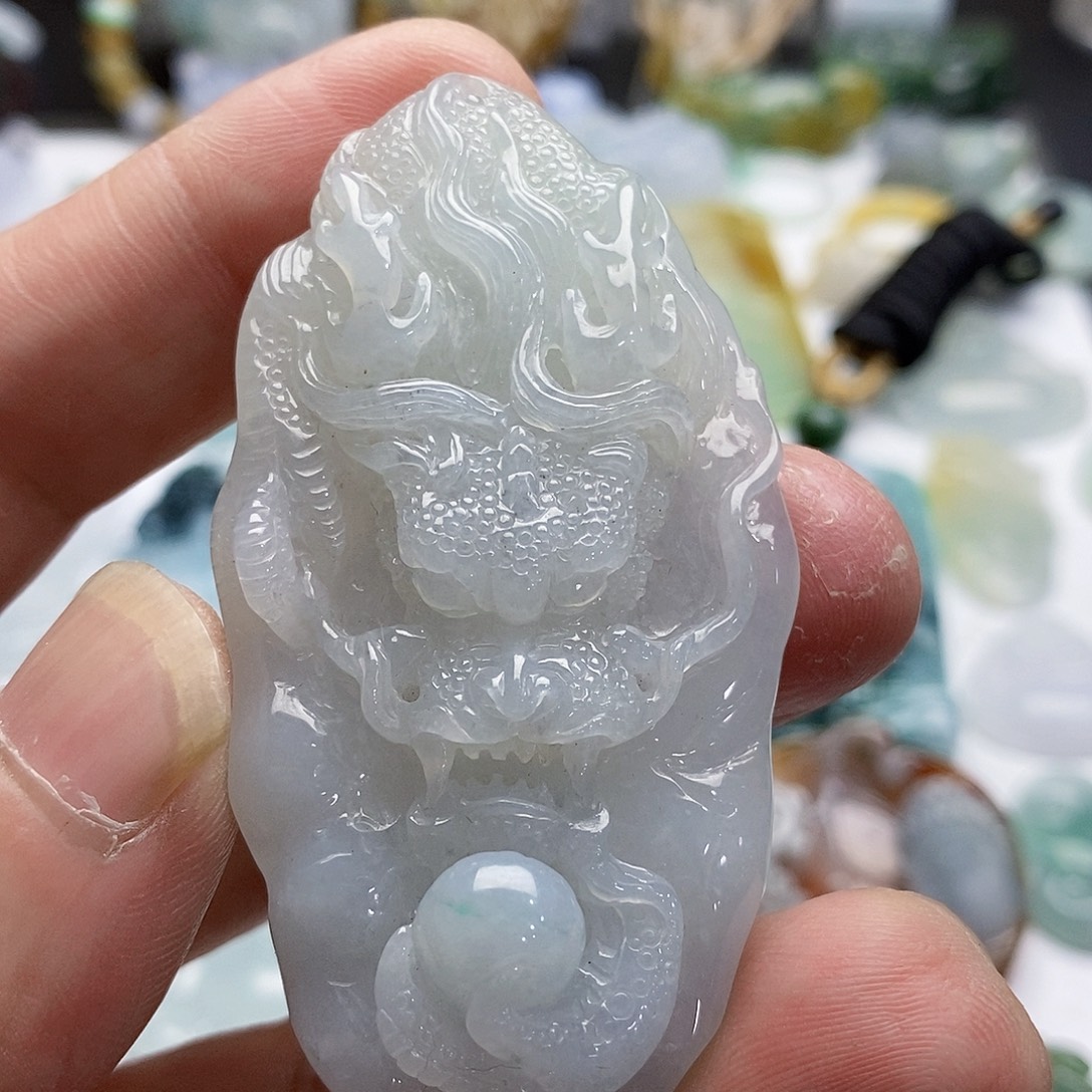翡翠未镶嵌颈饰霸王龙