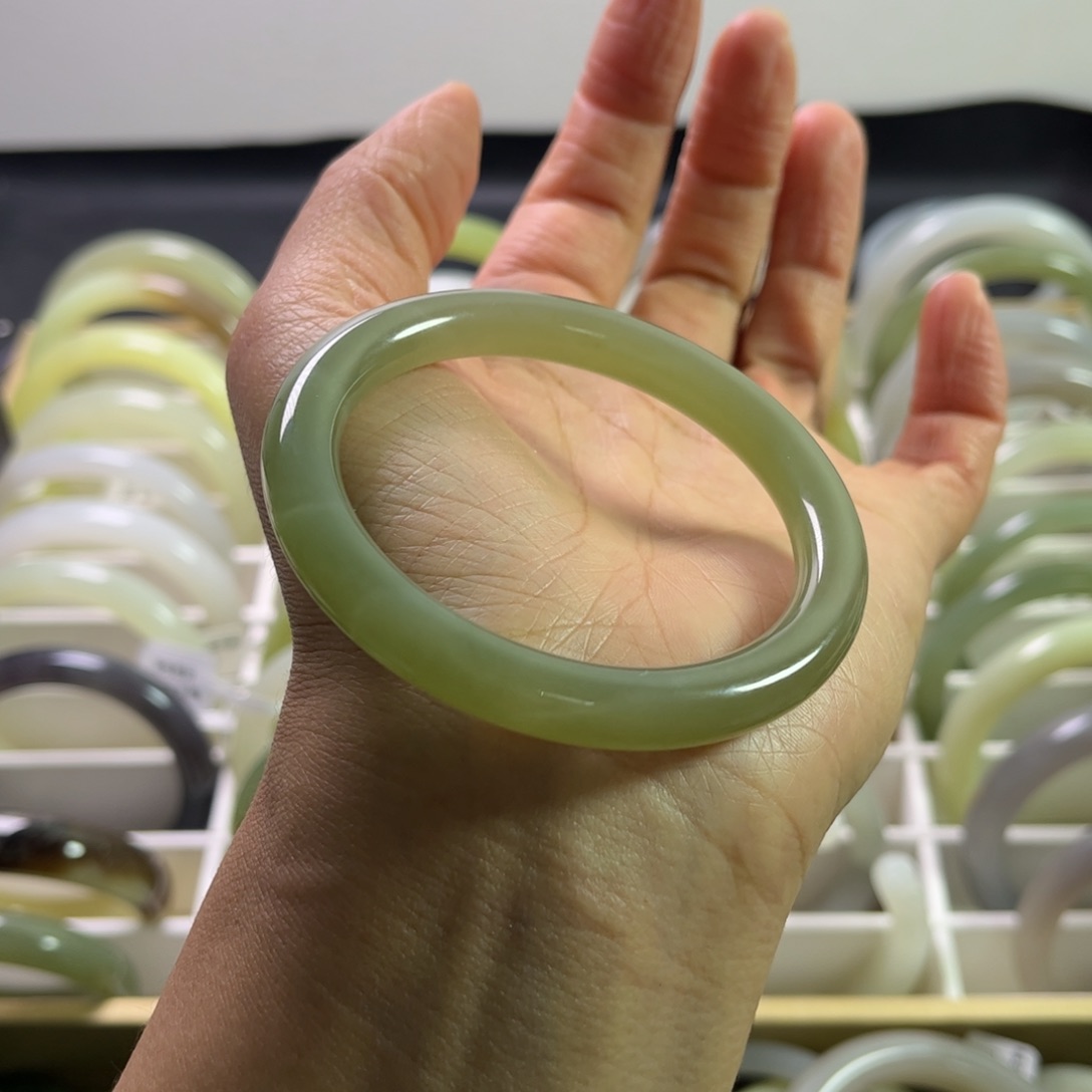 和田玉手镯53.6圈未镶嵌