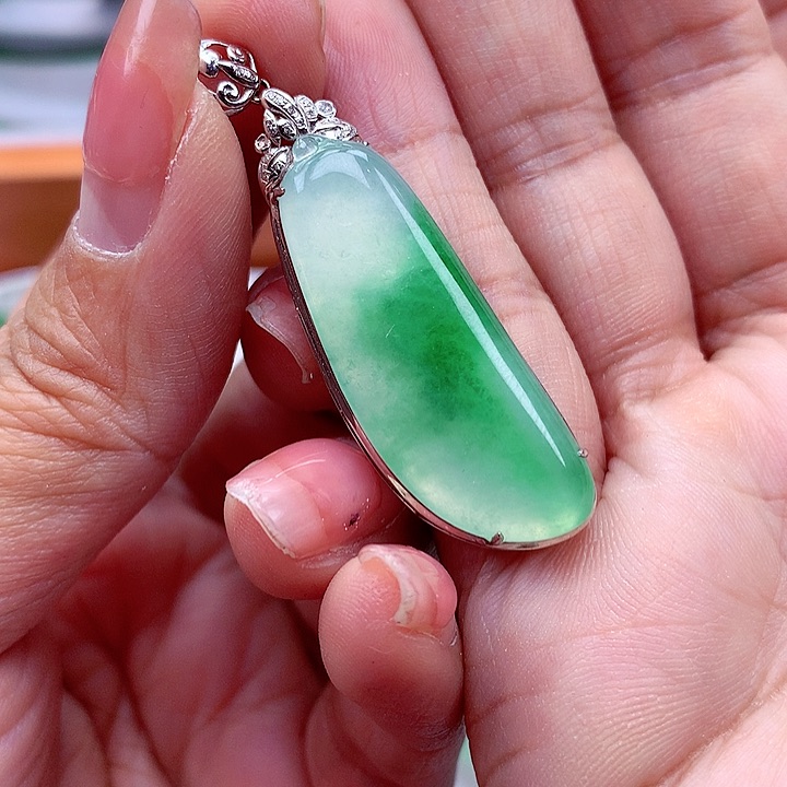 翡翠颈饰18K金镶嵌翡翠