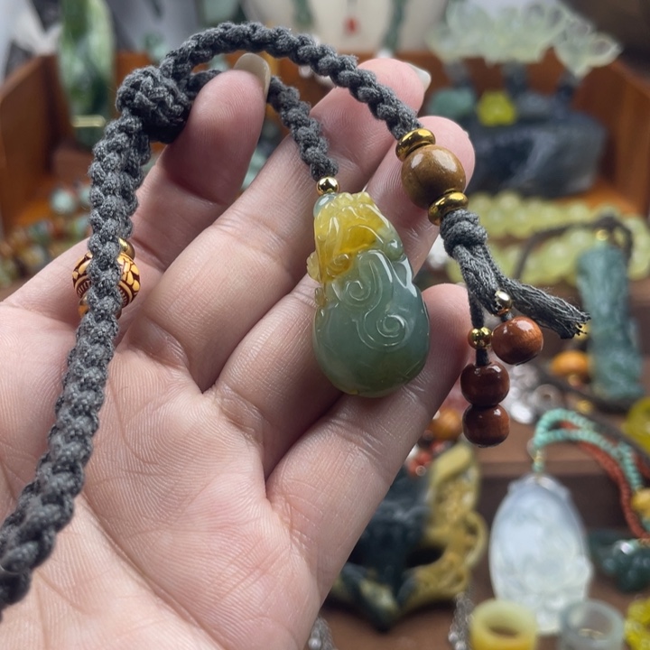 蛇纹石玉未镶嵌吊坠