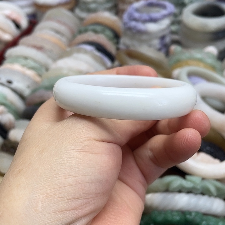 未镶嵌手镯石英岩玉