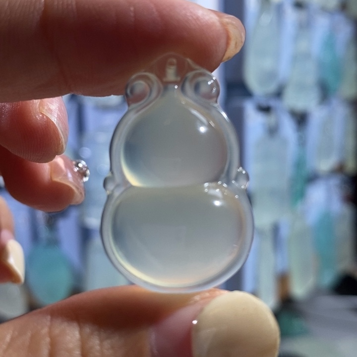 岫玉未镶嵌颈饰吊坠