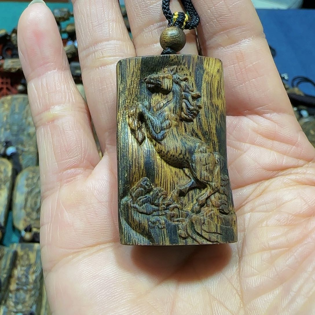 沉香吊坠海南白奇乌身老料雕刻马牌带绳11克带绳