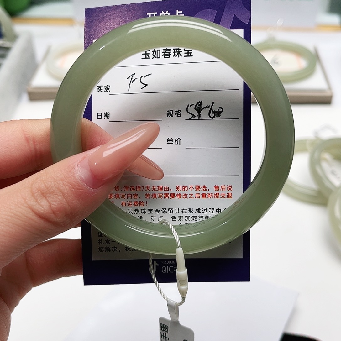 和田玉手镯未镶嵌