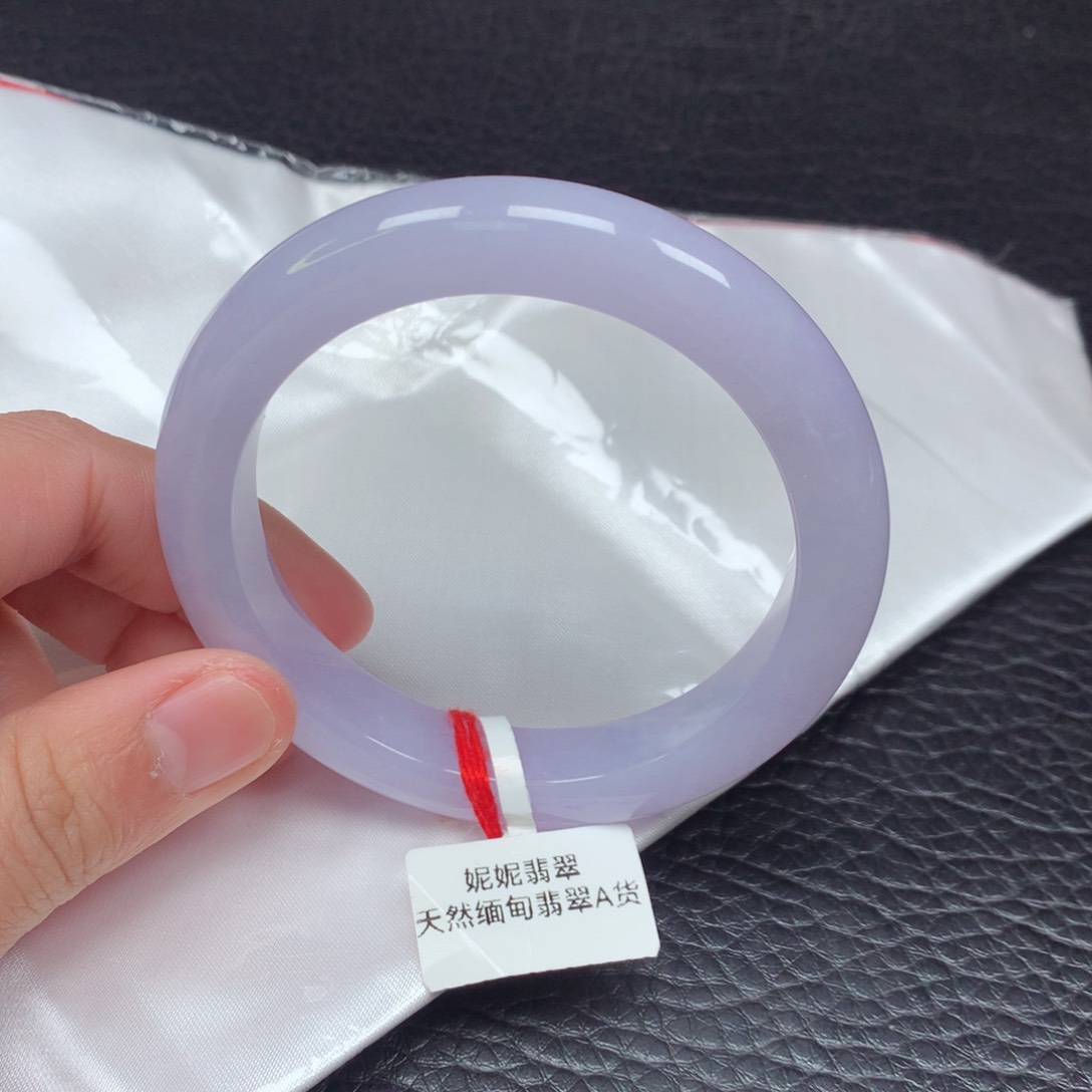 翡翠手镯未镶嵌。