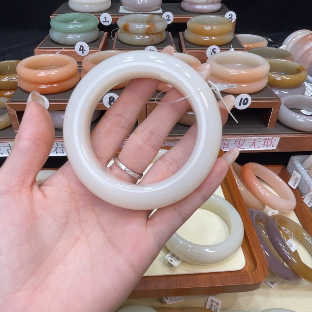 ****比石英岩玉未镶嵌手镯