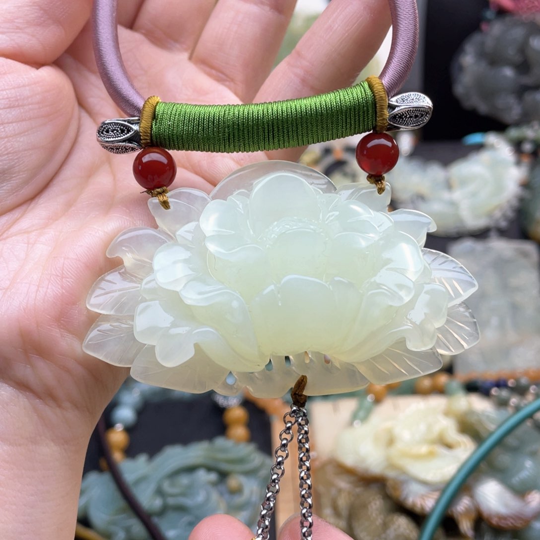 蛇纹石玉颈饰未镶嵌