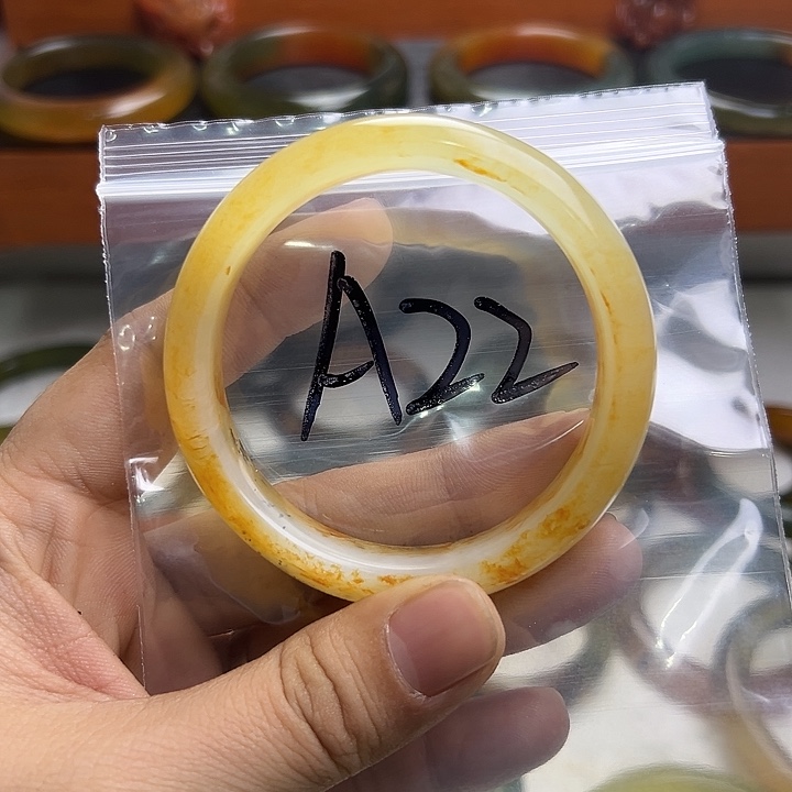 刘***林蛇纹石玉未镶嵌手镯