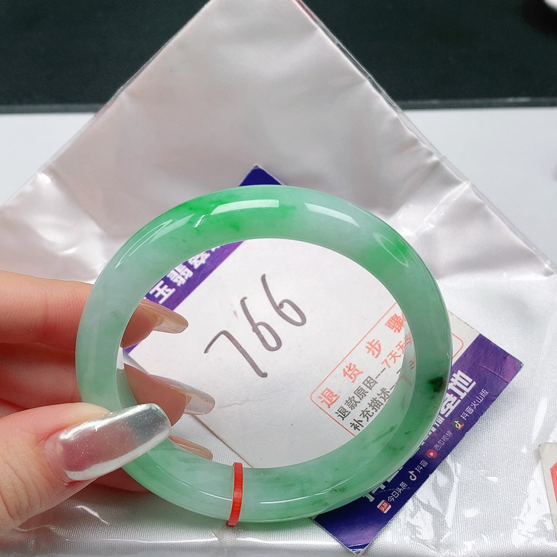 翡翠手镯未镶嵌翡翠手镯