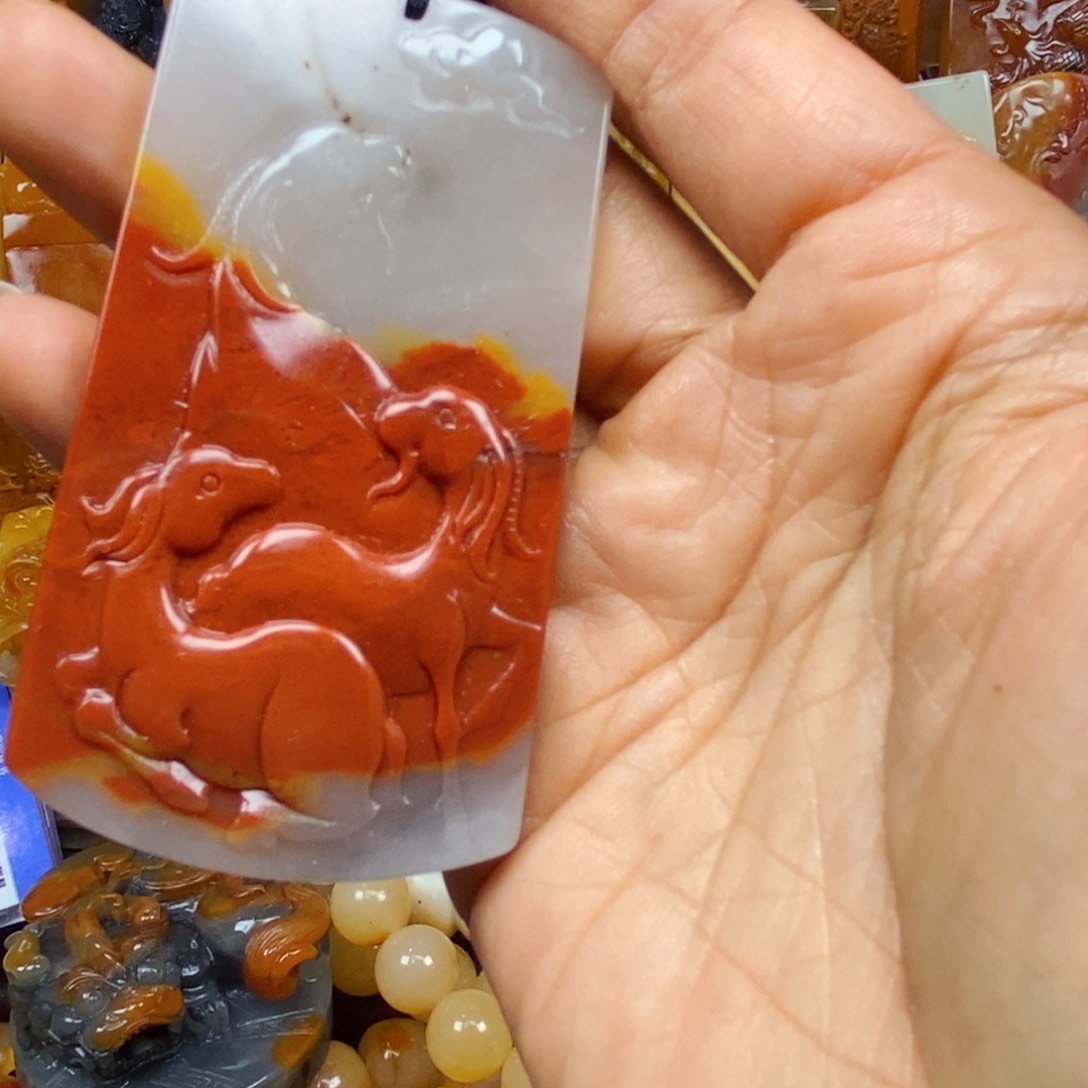 石英质玉（黄龙玉）颈饰未镶嵌