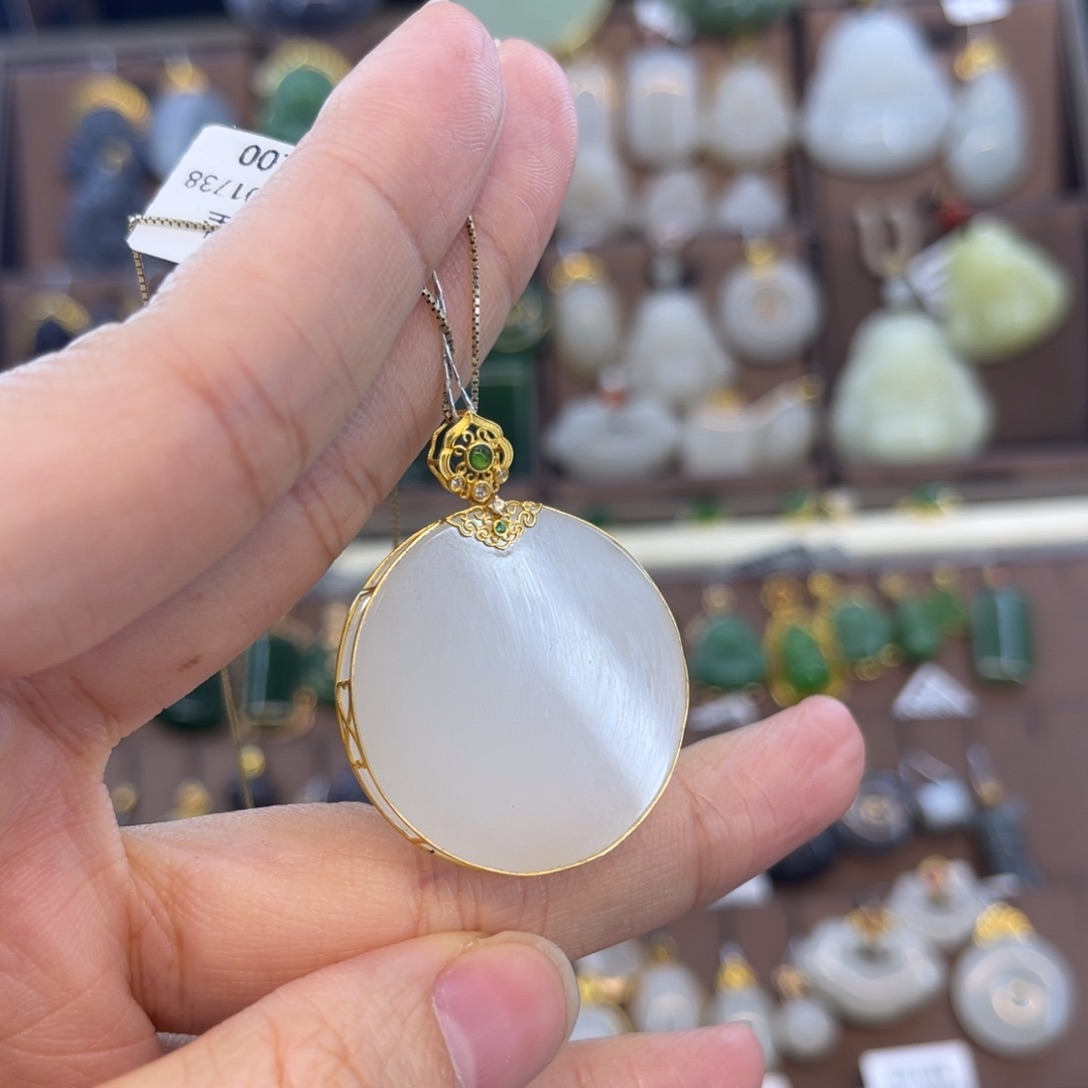 和田玉吊坠18K金镶嵌