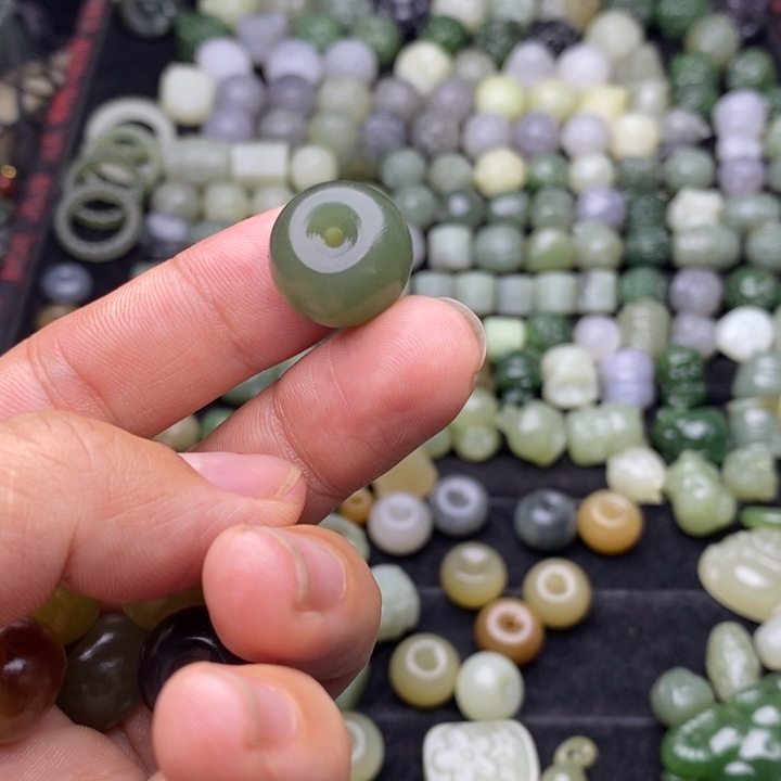 鲸***°和田玉未镶嵌颈饰