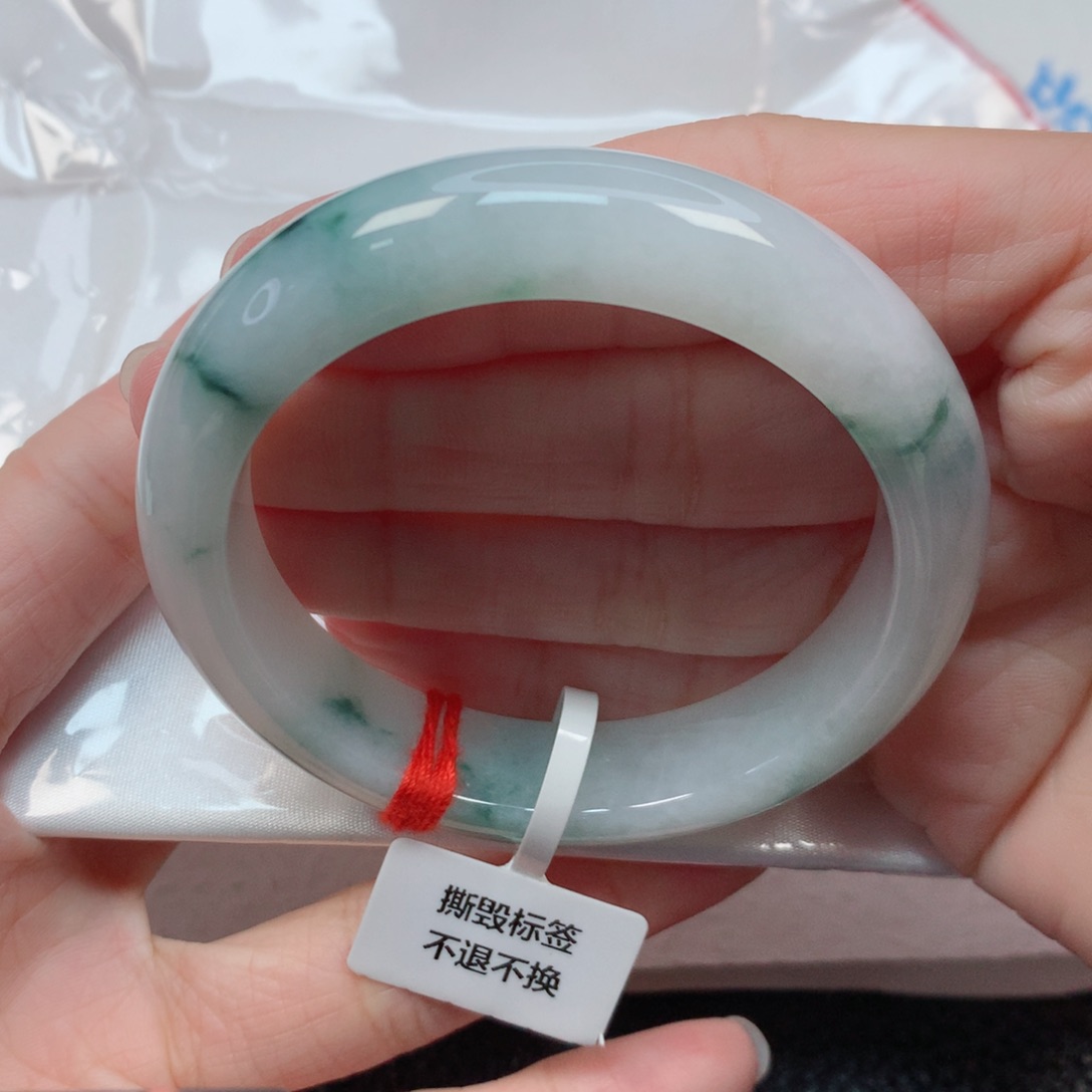 翡翠手镯未镶嵌52.6圈 白底飘绿花 完整度高