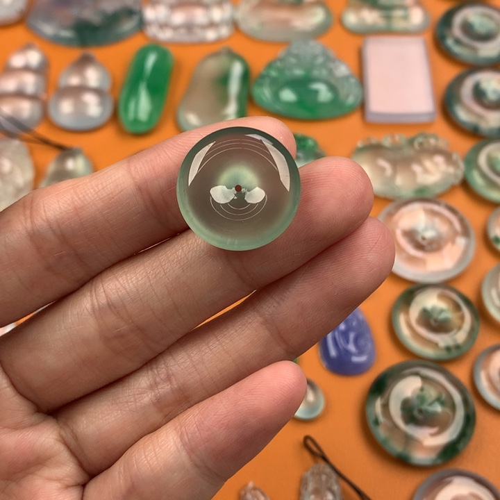 翡翠挂件未镶嵌….