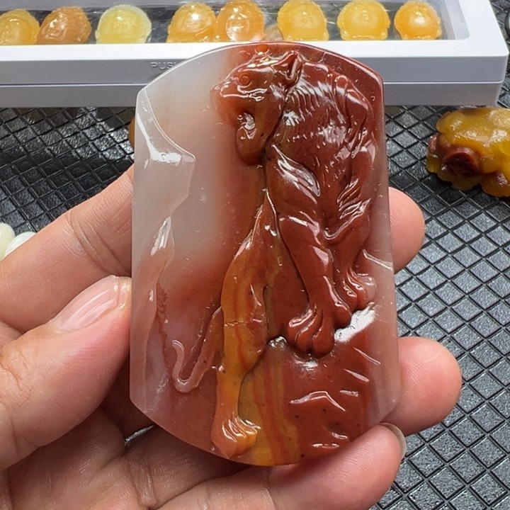 石英质玉（黄龙玉）颈饰未镶嵌