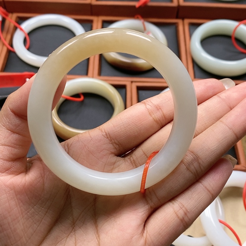 【闪购商品】未镶嵌手镯和田玉天***情56.5