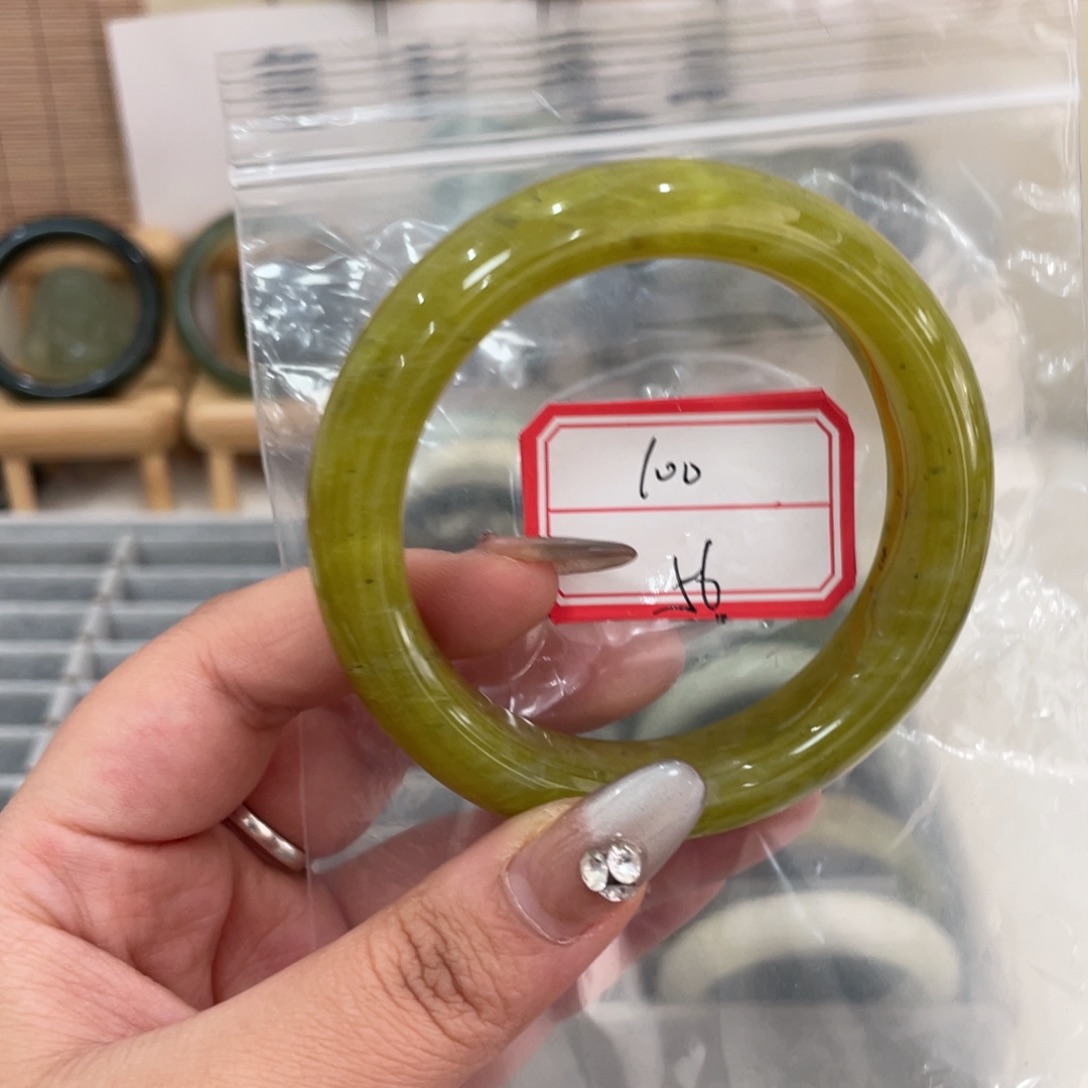 蛇纹石玉手镯未镶嵌