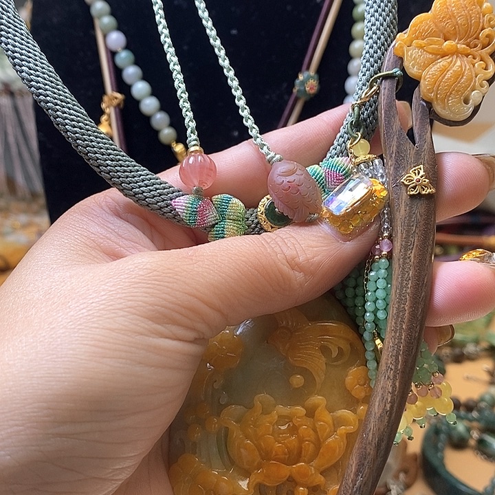 翡翠颈饰未镶嵌甜****尖一套总价1700