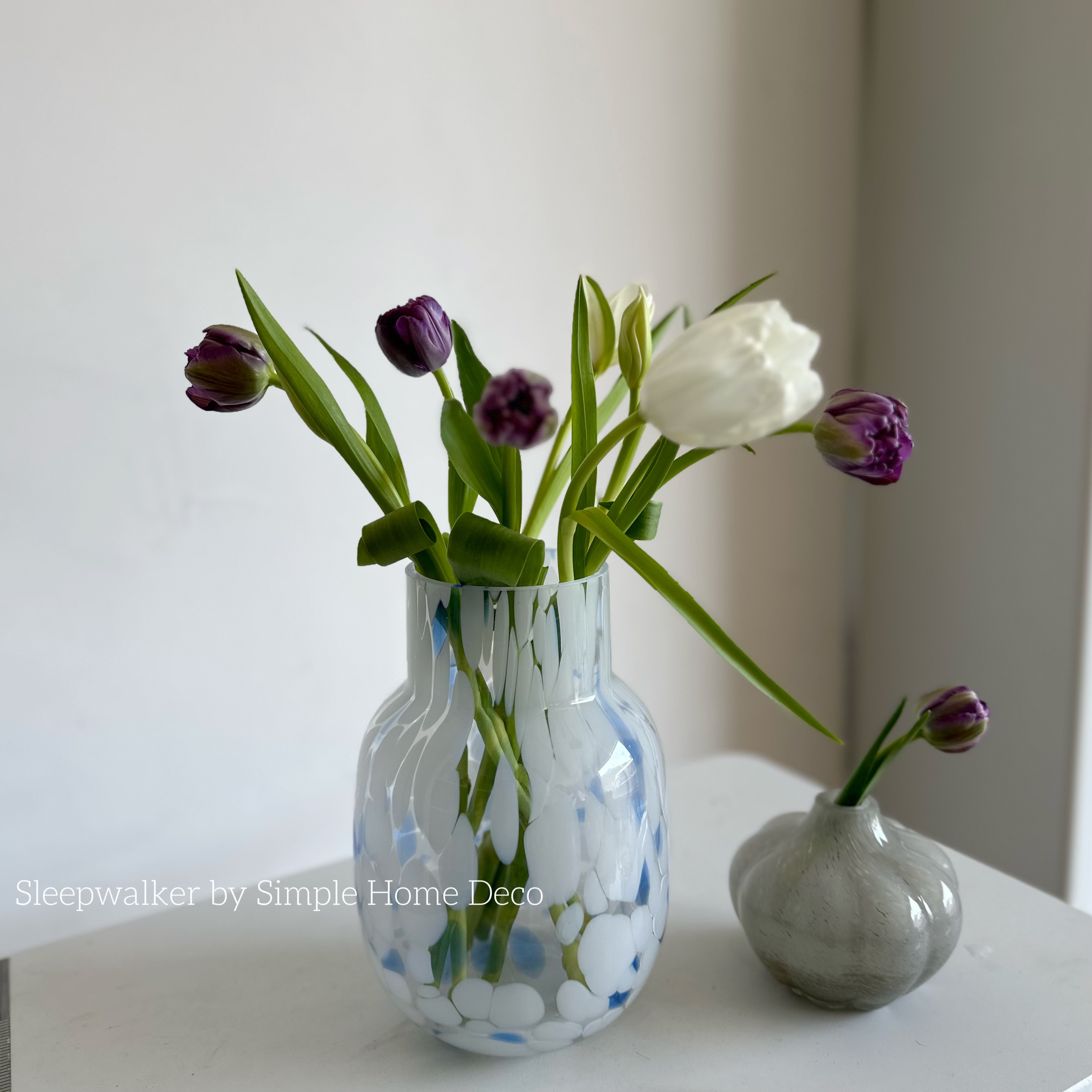 口9高23 蓝白配色厚实玻璃花瓶 蓝色精灵