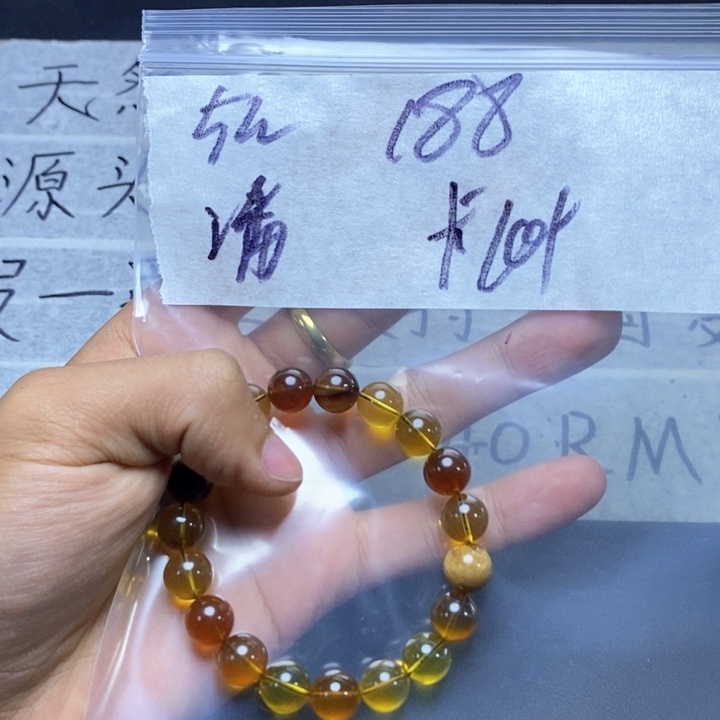 琥珀手串未镶嵌潘*?