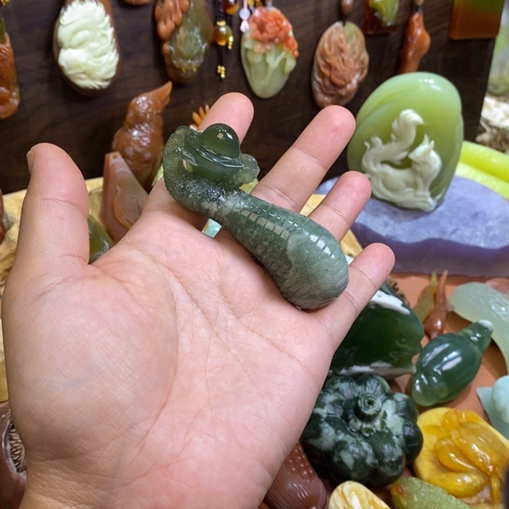 蛇纹石玉未镶嵌颈饰