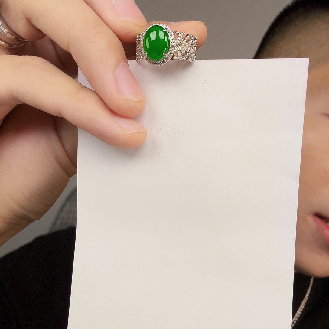 翡翠未镶嵌颈饰一件