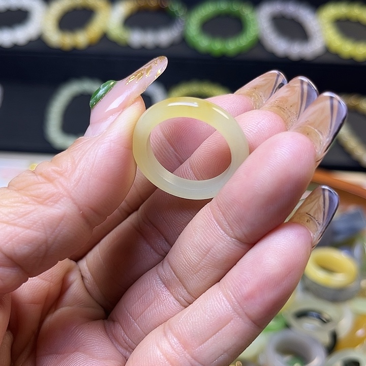 秋***裤和田玉未镶嵌戒指